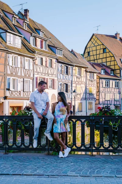 Colmar, Alsacia, Francia. Petite Venice, canal de agua y casas tradicionales de entramado de maderas.Pareja hombre y mujer caminando por la calle durante las vacaciones Colmar es una encantadora ciudad en Alsacia, Francia — Foto de Stock