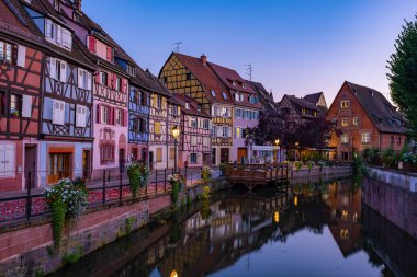 Colmar, Alsace, Fransa. Petite Venice, su kanalı ve geleneksel yarım keresteli evler. Colmar Fransa 'nın Alsace şehrinde hoş bir kasabadır. Renkli romantik şehir Colmar 'ın güzel manzarası