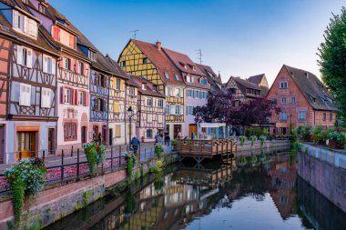 Colmar, Alsace, Fransa. Petite Venice, su kanalı ve geleneksel yarım keresteli evler. Colmar Fransa 'nın Alsace şehrinde hoş bir kasabadır. Renkli romantik şehir Colmar 'ın güzel manzarası