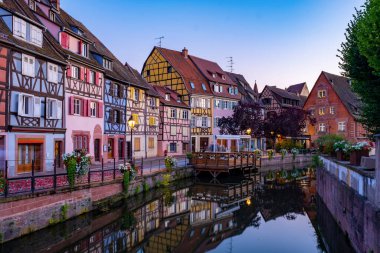 Colmar, Alsace, Fransa. Petite Venice, su kanalı ve geleneksel yarım keresteli evler. Colmar Fransa 'nın Alsace şehrinde hoş bir kasabadır. Renkli romantik şehir Colmar 'ın güzel manzarası