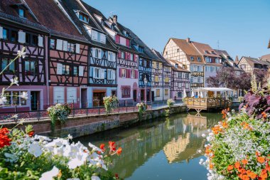 Colmar, Alsace, Fransa. Petite Venice, su kanalı ve geleneksel yarım keresteli evler. Colmar Fransa 'nın Alsace şehrinde hoş bir kasabadır. Renkli romantik şehir Colmar 'ın güzel manzarası