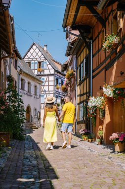 Eguisheim, Alsace, Fransa, Fransa Alsace Şarap Yolu 'ndaki Eguisheim Eski Kasabası' ndaki geleneksel renkli ahşap evler