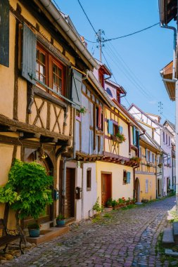 Eguisheim, Alsace, Fransa, Fransa Alsace Şarap Yolu 'ndaki Eguisheim Eski Kasabası' ndaki geleneksel renkli ahşap evler