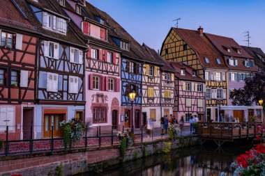 Colmar, Alsace, Fransa. Petite Venice, su kanalı ve geleneksel yarım keresteli evler. Colmar Fransa 'nın Alsace şehrinde hoş bir kasabadır. Renkli romantik şehir Colmar 'ın güzel manzarası
