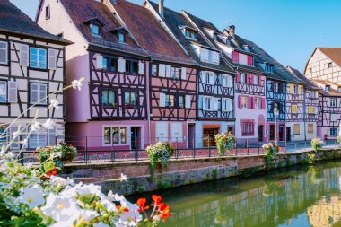 Colmar, Alsace, Fransa. Petite Venice, su kanalı ve geleneksel yarım keresteli evler. Colmar Fransa 'nın Alsace şehrinde hoş bir kasabadır. Renkli romantik şehir Colmar 'ın güzel manzarası