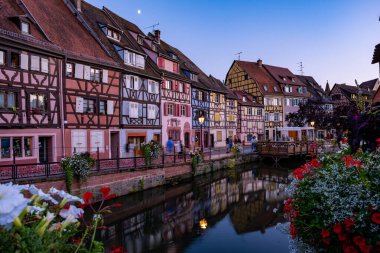 Colmar, Alsace, Fransa. Petite Venice, su kanalı ve geleneksel yarım keresteli evler. Colmar Fransa 'nın Alsace şehrinde hoş bir kasabadır. Renkli romantik şehir Colmar 'ın güzel manzarası