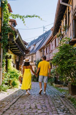 Eguisheim, Alsace, Fransa, Fransa Alsace Şarap Yolu 'ndaki Eguisheim Eski Kasabası' ndaki geleneksel renkli ahşap evler