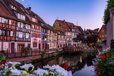 Colmar, Alsace, Fransa. Petite Venice, su kanalı ve geleneksel yarım keresteli evler. Colmar Fransa 'nın Alsace şehrinde hoş bir kasabadır. Renkli romantik şehir Colmar 'ın güzel manzarası