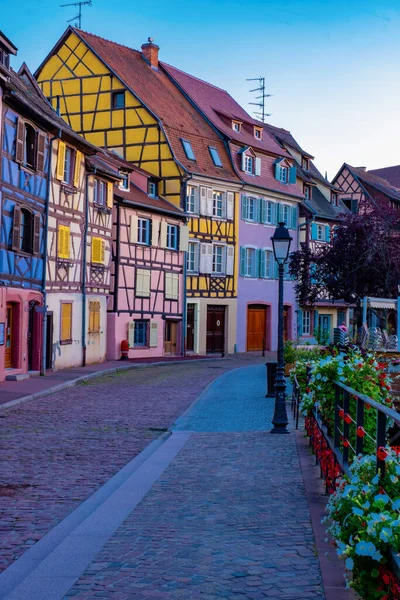 Colmar, Alsace, Fransa. Petite Venice, su kanalı ve geleneksel yarım keresteli evler. Colmar Fransa 'nın Alsace şehrinde hoş bir kasabadır. Renkli romantik şehir Colmar 'ın güzel manzarası — Stok fotoğraf