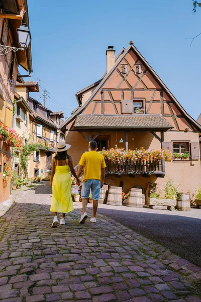 Eguisheim, Alsacia, Francia, Casas tradicionales de madera en el casco antiguo de Eguisheim en la ruta del vino de Alsacia, Francia — Foto de Stock
