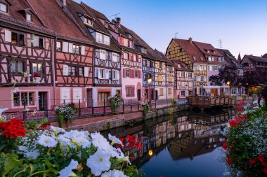 Colmar, Alsace, Fransa. Petite Venice, su kanalı ve geleneksel yarım keresteli evler. Colmar Fransa 'nın Alsace şehrinde hoş bir kasabadır. Renkli romantik şehir Colmar 'ın güzel manzarası