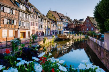 Colmar, Alsace, Fransa. Petite Venice, su kanalı ve geleneksel yarım keresteli evler. Colmar Fransa 'nın Alsace şehrinde hoş bir kasabadır. Renkli romantik şehir Colmar 'ın güzel manzarası