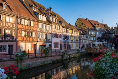 Colmar, Alsace, Fransa. Petite Venice, su kanalı ve geleneksel yarım keresteli evler. Colmar Fransa 'nın Alsace şehrinde hoş bir kasabadır. Renkli romantik şehir Colmar 'ın güzel manzarası