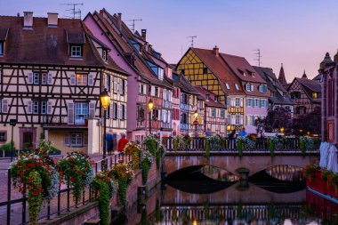 Colmar, Alsace, Fransa. Petite Venice, su kanalı ve geleneksel yarım keresteli evler. Colmar Fransa 'nın Alsace şehrinde hoş bir kasabadır. Renkli romantik şehir Colmar 'ın güzel manzarası