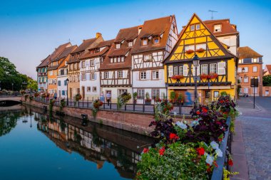 Colmar, Alsace, Fransa. Petite Venice, su kanalı ve geleneksel yarım keresteli evler. Colmar Fransa 'nın Alsace şehrinde hoş bir kasabadır. Renkli romantik şehir Colmar 'ın güzel manzarası