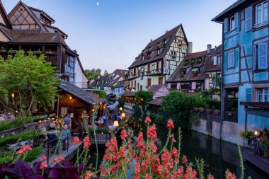 Colmar, Alsace, Fransa. Petite Venice, su kanalı ve geleneksel yarım keresteli evler. Colmar Fransa 'nın Alsace şehrinde hoş bir kasabadır. Renkli romantik şehir Colmar 'ın güzel manzarası