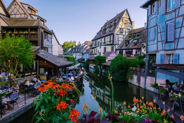 Colmar, Alsácia, França. Petite Veneza, canal de água e casas tradicionais de meia madeira. Colmar é uma cidade encantadora na Alsácia, França. Bela vista da cidade romântica colorida Colmar — Fotografia de Stock