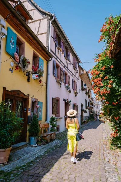 Eguisheim, Alsace, Fransa, Fransa Alsace Şarap Yolu 'ndaki Eguisheim Eski Kasabası' ndaki geleneksel renkli ahşap evler — Stok fotoğraf