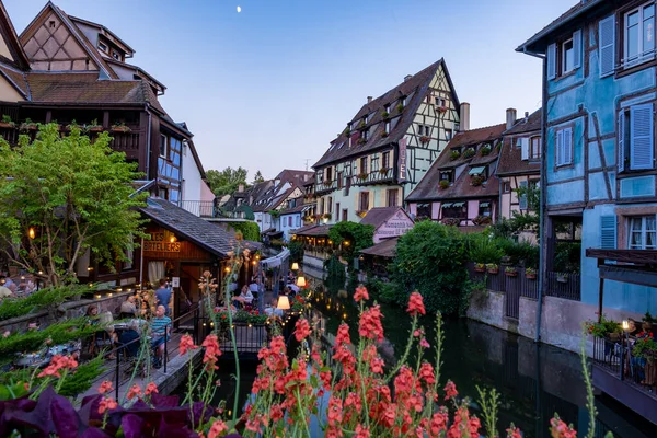 Colmar, Alsácia, França. Petite Veneza, canal de água e casas tradicionais de meia madeira. Colmar é uma cidade encantadora na Alsácia, França. Bela vista da cidade romântica colorida Colmar — Fotografia de Stock