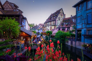 Colmar, Alsace, Fransa. Petite Venice, su kanalı ve geleneksel yarım keresteli evler. Colmar Fransa 'nın Alsace şehrinde hoş bir kasabadır. Renkli romantik şehir Colmar 'ın güzel manzarası