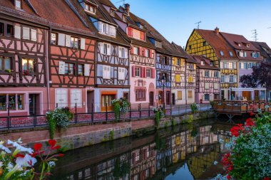 Colmar, Alsace, Fransa. Petite Venice, su kanalı ve geleneksel yarım keresteli evler. Colmar Fransa 'nın Alsace şehrinde hoş bir kasabadır. Renkli romantik şehir Colmar 'ın güzel manzarası