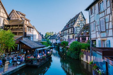 Colmar, Alsace, Fransa. Petite Venice, su kanalı ve geleneksel yarım keresteli evler. Colmar Fransa 'nın Alsace şehrinde hoş bir kasabadır. Renkli romantik şehir Colmar 'ın güzel manzarası