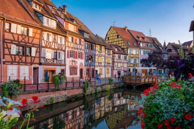 Colmar, Alsace, Fransa. Petite Venice, su kanalı ve geleneksel yarım keresteli evler. Colmar Fransa 'nın Alsace şehrinde hoş bir kasabadır. Renkli romantik şehir Colmar 'ın güzel manzarası