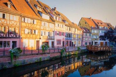 Colmar, Alsace, Fransa. Petite Venice, su kanalı ve geleneksel yarım keresteli evler. Colmar Fransa 'nın Alsace şehrinde hoş bir kasabadır. Renkli romantik şehir Colmar 'ın güzel manzarası