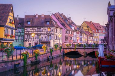 Colmar, Alsace, Fransa. Petite Venice, su kanalı ve geleneksel yarım keresteli evler. Colmar Fransa 'nın Alsace şehrinde hoş bir kasabadır. Renkli romantik şehir Colmar 'ın güzel manzarası
