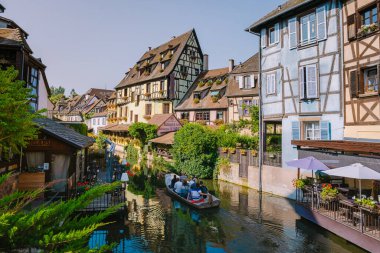 Colmar, Alsace, Fransa. Petite Venice, su kanalı ve geleneksel yarım keresteli evler. Colmar Fransa 'nın Alsace şehrinde hoş bir kasabadır. Renkli romantik şehir Colmar 'ın güzel manzarası