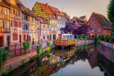 Colmar, Alsace, Fransa. Petite Venice, su kanalı ve geleneksel yarım keresteli evler. Colmar Fransa 'nın Alsace şehrinde hoş bir kasabadır. Renkli romantik şehir Colmar 'ın güzel manzarası