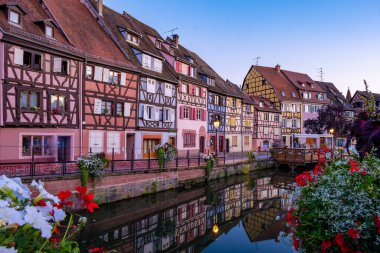 Colmar, Alsace, Fransa. Petite Venice, su kanalı ve geleneksel yarım keresteli evler. Colmar Fransa 'nın Alsace şehrinde hoş bir kasabadır. Renkli romantik şehir Colmar 'ın güzel manzarası