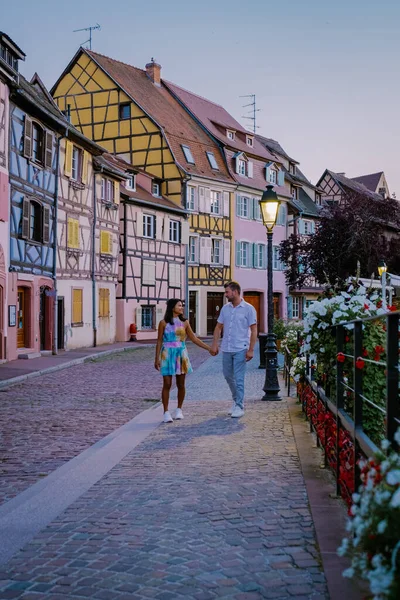 Кольмар, Эльзас, Франция. Petite Venice, water canal and traditional half timbered houses.couple man and woman walking at the street during vacation Colmar is a charming town in Elsace, France — стоковое фото