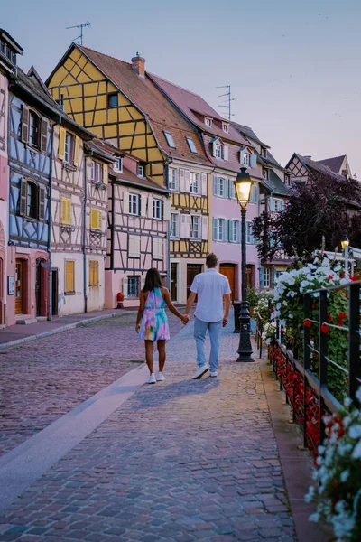 Кольмар, Эльзас, Франция. Petite Venice, water canal and traditional half timbered houses.couple man and woman walking at the street during vacation Colmar is a charming town in Elsace, France — стоковое фото