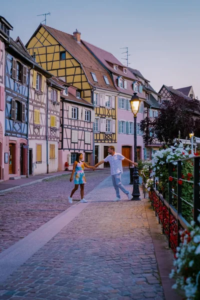 Colmar, Alsace, Fransa. Petite Venice, su kanalı ve geleneksel yarım keresteli evler. Colmar tatil sırasında sokakta yürüyen çift, Fransa 'nın Alsace kentinde büyüleyici bir kasabadır. — Stok fotoğraf