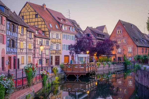 Colmar, Alsazia, Francia. Petite Venice, canale dell'acqua e tradizionali case a graticcio. Colmar è una città affascinante in Alsazia, Francia. Bella vista della colorata città romantica Colmar — Foto Stock