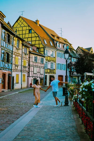 Кольмар, Эльзас, Франция. Petite Venice, water canal and traditional half timbered houses.couple man and woman walking at the street during vacation Colmar is a charming town in Elsace, France — стоковое фото