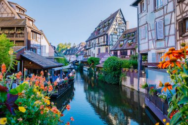 Colmar, Alsace, Fransa. Petite Venice, su kanalı ve geleneksel yarım keresteli evler. Colmar Fransa 'nın Alsace şehrinde hoş bir kasabadır. Renkli romantik şehir Colmar 'ın güzel manzarası