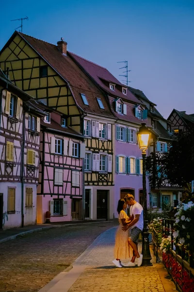 Кольмар, Эльзас, Франция. Petite Venice, water canal and traditional half timbered houses.couple man and woman walking at the street during vacation Colmar is a charming town in Elsace, France — стоковое фото