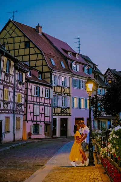 Colmar, Alsazia, Francia. Petite Venice, canale d'acqua e tradizionali case a graticcio. Coppia di uomini e donne che camminano per strada durante le vacanze Colmar è una città affascinante in Alsazia, Francia — Foto Stock