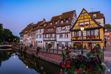 Colmar, Alsace, Fransa. Petite Venice, su kanalı ve geleneksel yarım keresteli evler. Colmar Fransa 'nın Alsace şehrinde hoş bir kasabadır. Renkli romantik şehir Colmar 'ın güzel manzarası