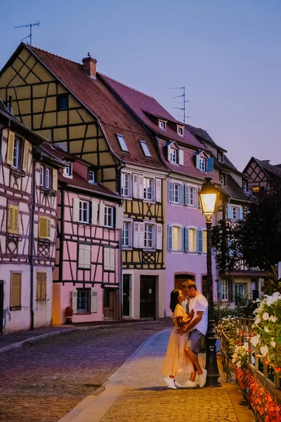 Colmar, Alsace, Fransa. Petite Venice, su kanalı ve geleneksel yarım keresteli evler. Colmar tatil sırasında sokakta yürüyen çift, Fransa 'nın Alsace kentinde büyüleyici bir kasabadır. — Stok fotoğraf