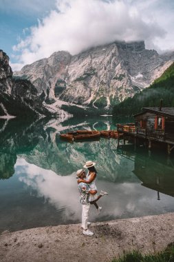 İtalyan Dolomitleri 'nde tatilde olan çift İtalyan Alpleri' nde güzel bir göl, İago di Braies.