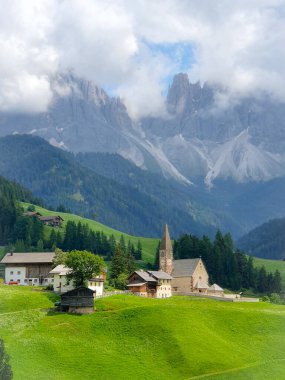 İtalyan Dolomitler, Santa Magdalena köyünde sonbaharda büyülü Dolomites dağları, Val di Funes vadisi, Trentino Alto Adige bölgesi, Güney Tyrol, İtalya, Avrupa. Noel Baba