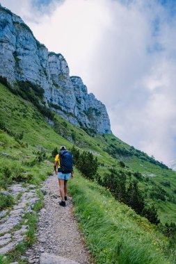 Sırt çantalı bir kadın dağın tepesinde durur, güzel yerlere seyahat eder, hedefe ulaşır, Saxer Luecke 'de dağ sırtı, Alpstein Appenzell Innerrhoden İsviçre' de Kreuzberge 'de.