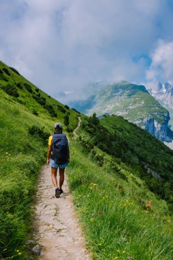 Sırt çantalı bir kadın dağın tepesinde durur, güzel yerlere seyahat eder, hedefe ulaşır, Saxer Luecke 'de dağ sırtı, Alpstein Appenzell Innerrhoden İsviçre' de Kreuzberge 'de.