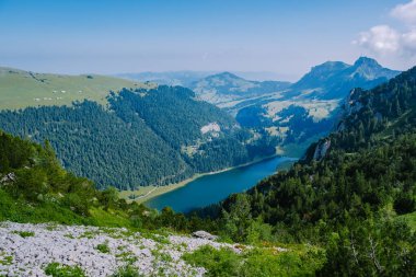 İsviçre Alpleri 'nde devasa kaya oluşumu, Saxer Lucke' daki İsviçre Alp Dağları.