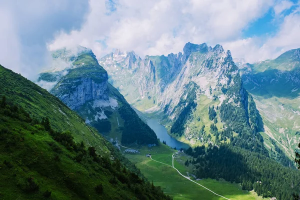 Masivní skalní útvar ve švýcarských Alpách, jedinečná hora, švýcarské Alpy u Saxer Lucke — Stock fotografie