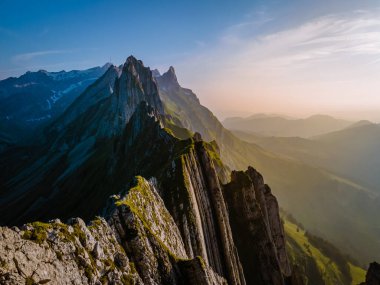 Schaefler Altenalptuerme dağ sırtı İsviçreli Alpstein alp disiplini Appenzell Innerrhoden İsviçre, Alpstein sıradağları Appenzell, İsviçre 'nin görkemli Schaefler zirvesi.