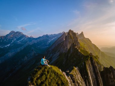 Schaefler Altenalptuerme dağ sırtı İsviçre Alpstein, Appenzell Innerrhoden İsviçre, İsviçre 'nin Alpstein sıradağları Appenzell, İsviçre' nin görkemli Schaefler zirvesi.